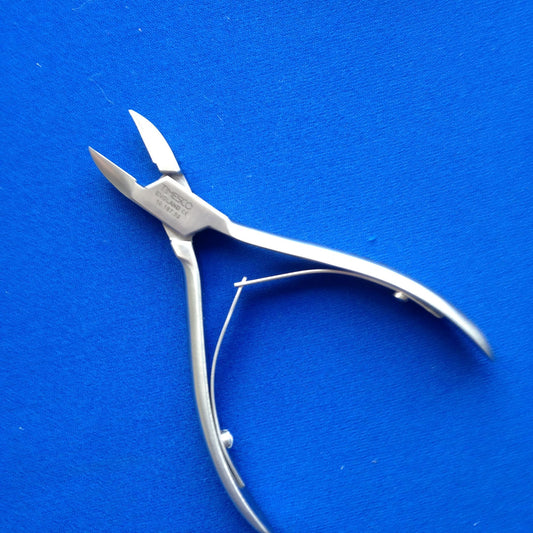 General purpose nail nipper, curved blade