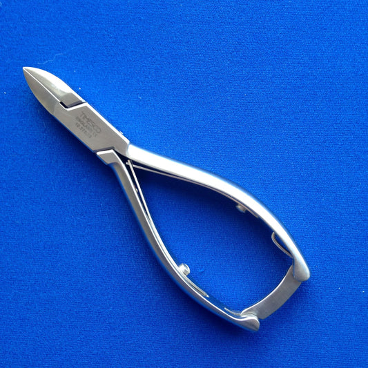 General purpose nail nipper with handle lock