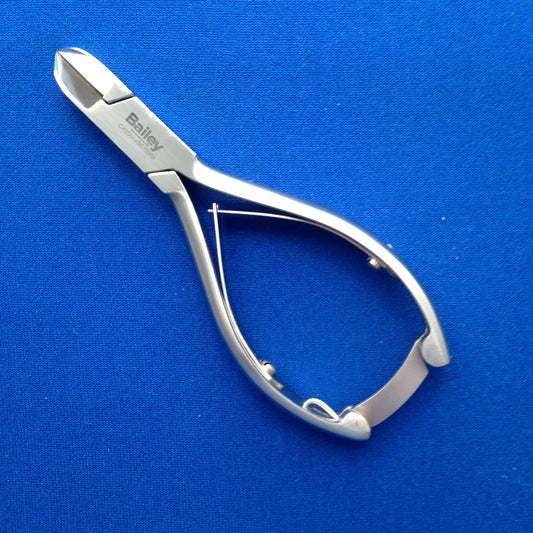 General purpose nail nipper, handle lock and curved blade